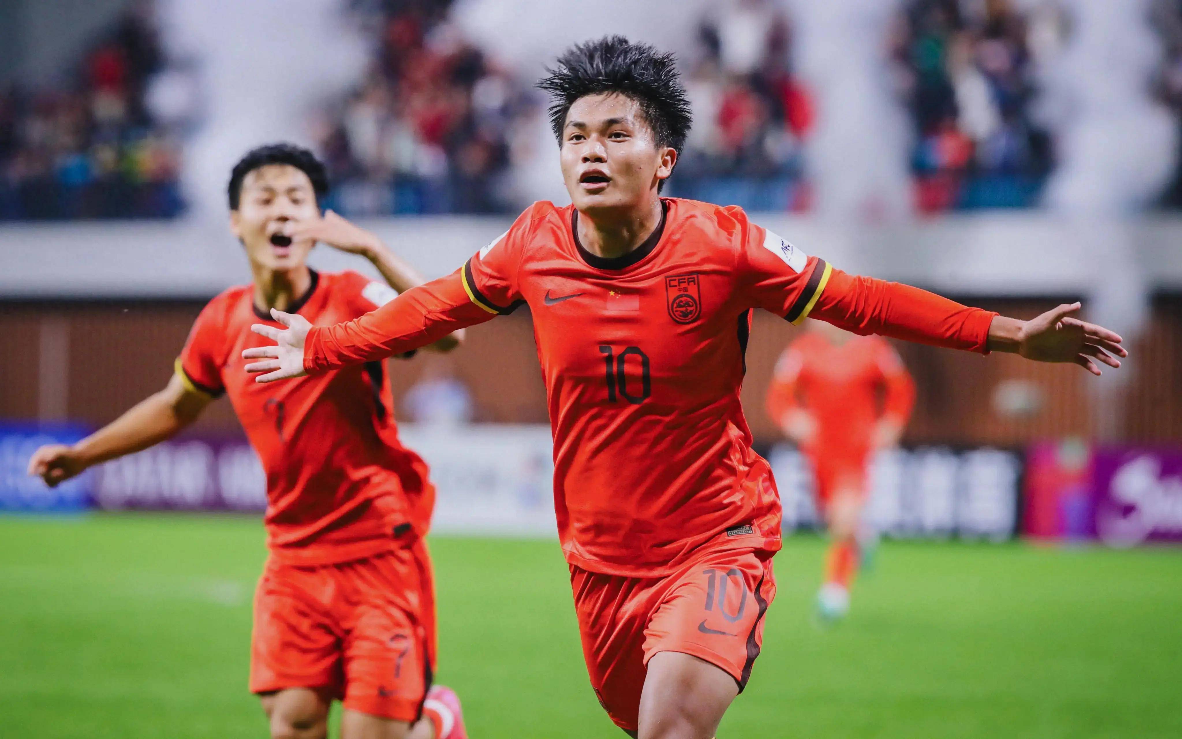 [德甲]为新征程干杯！拜仁慕尼黑拍摄传统写真