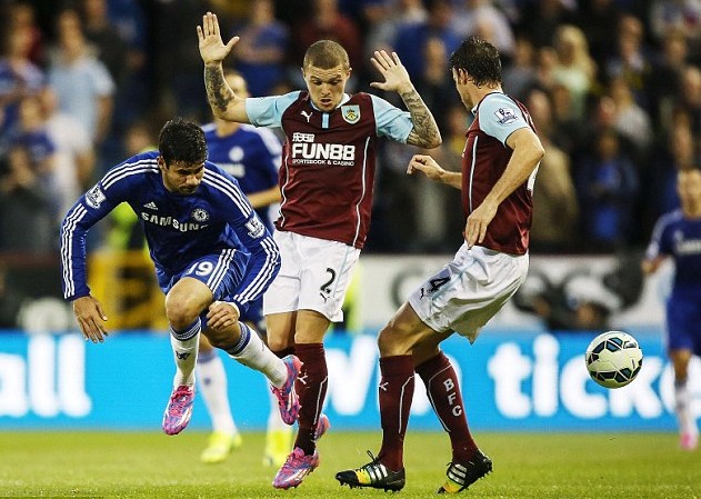 杨瀚森强打篮下造成犯规 两罚全中